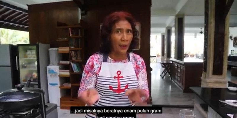 Susi Pudjiastuti saat membagikan resep mujair cobek nan simpel di saluran YouTube-nya/Net
