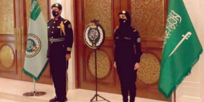 Perempuan pengawal Kerajaan Arab Saudi saat sedang menjalankan tugas/ Net