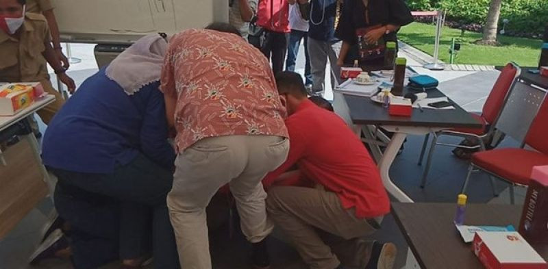 Walikota Surabaya, Tri Rismaharini sujud di hadapan IDI/Net