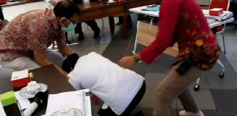 Walikota Surabaya Tri Rismaharini saat sujud di hadapan dokter pengurus IDI/Net

