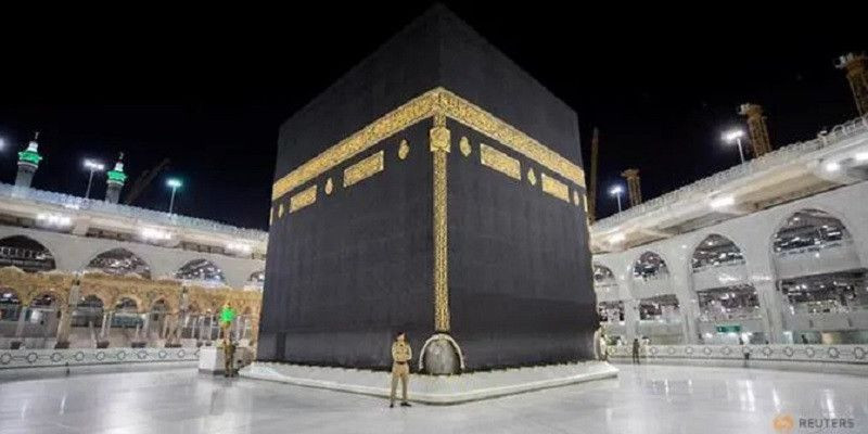 Petugas keamanan Saudi berdiri di depan Kabah di Masjidil Haram yang kosong pada Mei lalu/Reuters