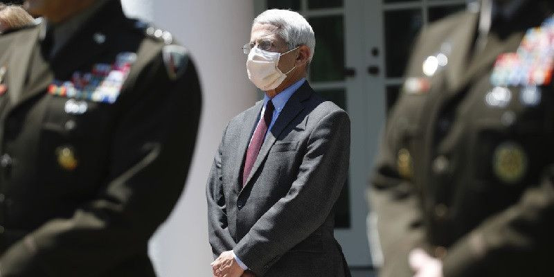 Direktur Institut Nasional Alergi dan Penyakit Menular Amerika Serikat Anthony Fauci mengenakan masker saat mendampingi Presiden Amerika Serikat Donald Trump berpidato/Net