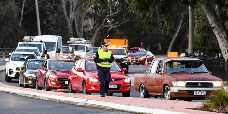 Antrian panjang mobil di perbatasan Victoria terjadi setelah negara bagian tetangga New South Wales menutup perbatasan jelang lockdown panjang di Melbourne/AFP