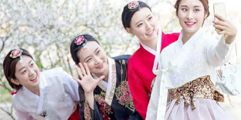 Sejumlah wanita berfoto saat mengenakan hanbok, pakaian tradisional Korea Selatan/Net