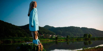 Patung Melania Trump Di Slovenia Hangus Dibakar, Kenapa?