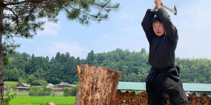 Genichi Mitsuhashi memotong kayu di Iga, Prefektur Mie. Dia adalah siswa pertama yang lulus dari universitas Jepang dengan gelar master dalam studi ninja/AFP