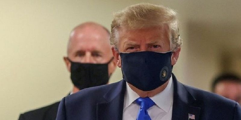 Presiden Amerika Serikat Donald Trump untuk pertama kalinya mengenakan masker di depan umum saat kunjungannya ke rumah sakit militer akhir pekan ini/BBC