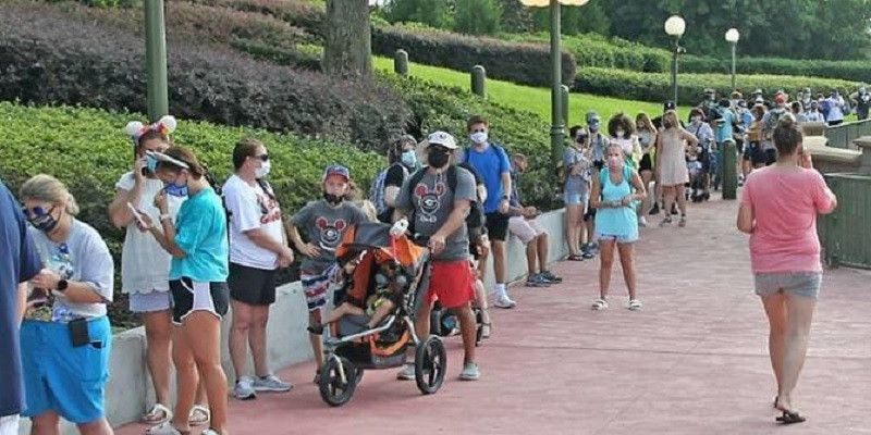 Warga berbondong-bondong datang ke Disney World Florida ketika kembali dibuka/Net