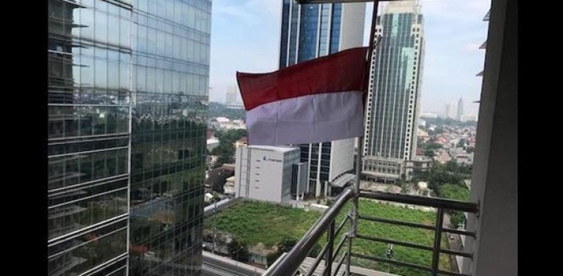 Bendera merah putih setengah tiang di balkon apartemen/Istimewa