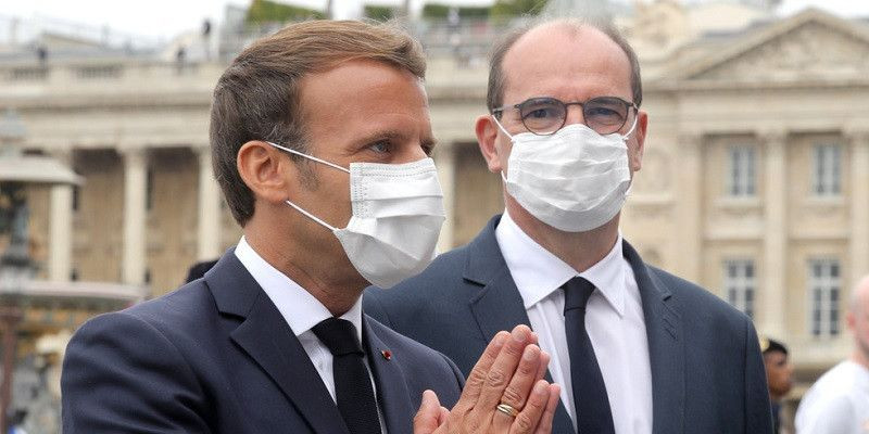 Presiden Perancis Emmanuel Macron mengenakan masker (kiri)/Net
