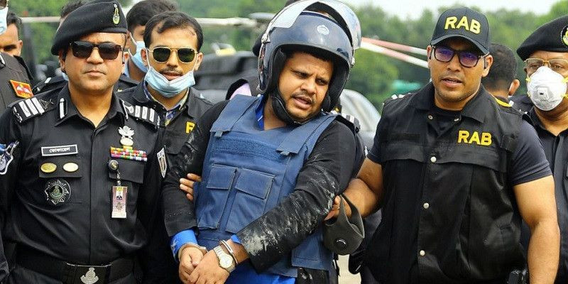 Mohammed Shahed (tengah) pemilik dua rumah sakit yang mengeluarkan ribuan laporan tes Covid-19 palsu dibawa dengan helikopter setelah ditangkap oleh personel Batalyon Aksi Cepat Bangladesh/AP