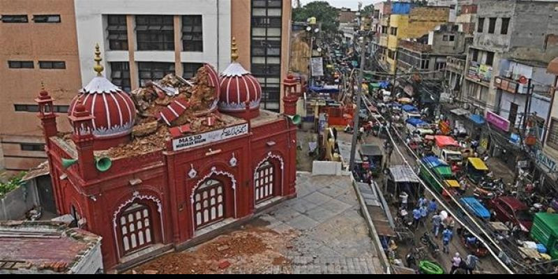 Bangunan Masjid yang runtuh pada bagian kubah/ Net