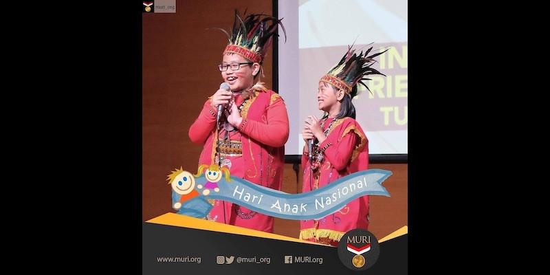 Anak Indonesia, Timur Muhammad Santosa dan Syahira Nur Syabani saat tampil menyanyikan lagu daerah Ampar-ampar Pisang di Jaya Suprana School of Perfoming Art/ Istimewa