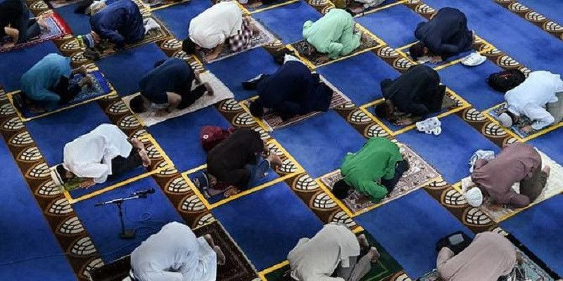 Para jamaah melakukan jarak sosial saat ibadah shalat Jumat di Masjid Al-Istighfar di Singapura di tengah situasi Covid-19/CNA