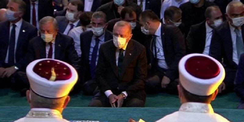 Presiden Turki Recep Tayyip Erdogan menunaikan ibadah shalat Jumat perdana di Hagia Sophia dengan mengenakan masker sebagai bentuk pencegahan akan penularan virus corona/Reuters