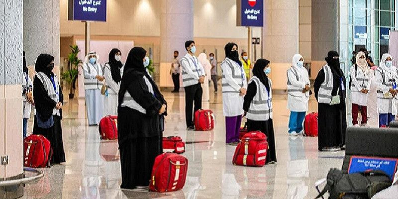 Tim medis bersiaga di bandara saat menyambut kedatangan jamaah haji dari dalam negeri di bawah pengawasan kesehatan ketat/Net