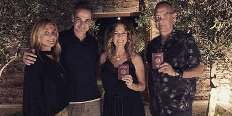 Tom Hanks dan Rita Wilson beserta PM Yunani saat memamerkan paspor baru mereka/Instagram