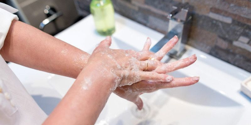 Penelitian menemukan, mereka yang mengunakan masker tidak lalai dalam mencuci tangan/Net