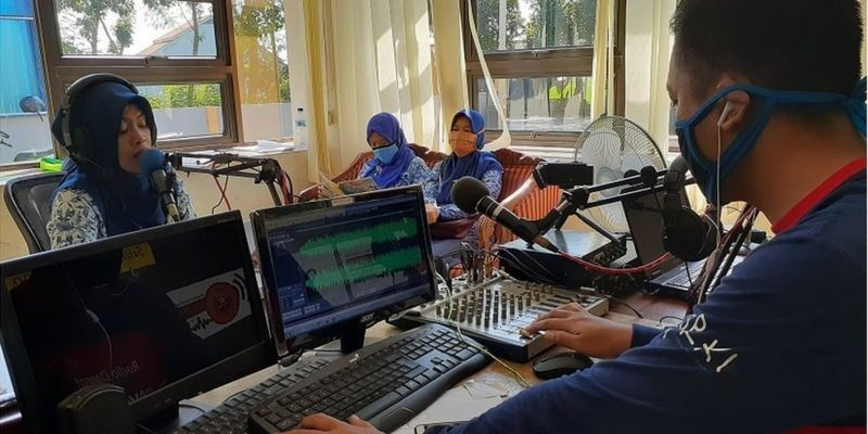 Siaran menggunakan radio komunitas di sebuah desa di Kabupaten Pekalongan, Jawa Tengah/BBC Indonesia