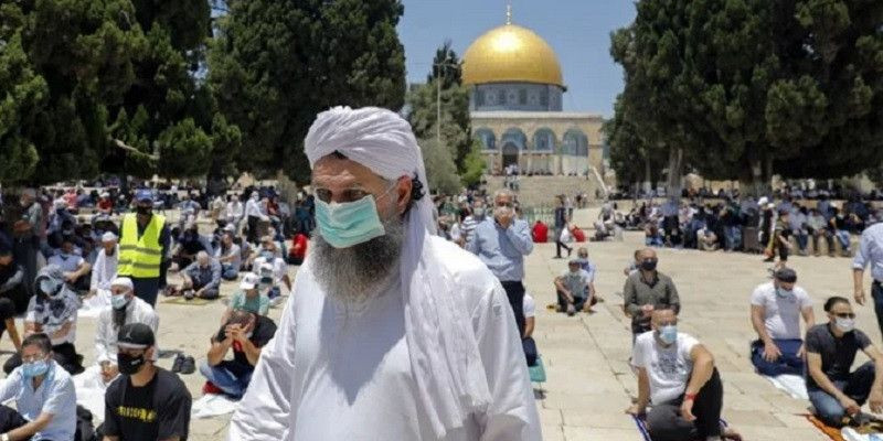 Sejumlah umat muslim melaksanakan ibadah di Masjid Al-Aqsa/AFP