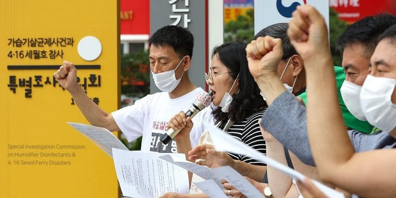 Anggota sebuah organisasi yang mewakili para korban skandal sanitizer humidifier mematikan mengadakan konferensi pers di Seoul pada tanggal 31 Juli 2020/Yonhap