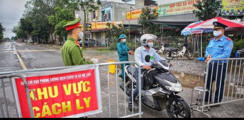 Petugas di Vietnam berjaga di Distrik Le Minh di Hanoi, Vietnam saat social distancing akibat pandemi virus corona/ Net

