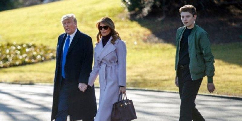 Barron Trump saat berjalan bersama dengan kedua orangtuanya/Net
