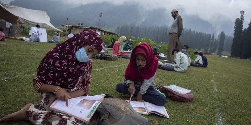 Anak-anak belajar di alam terbuka di Kashmir/BBC
