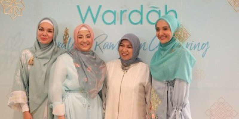 Ibu Nurhayati Subakat bersama para brand ambassador kosmetik Wardah/ F