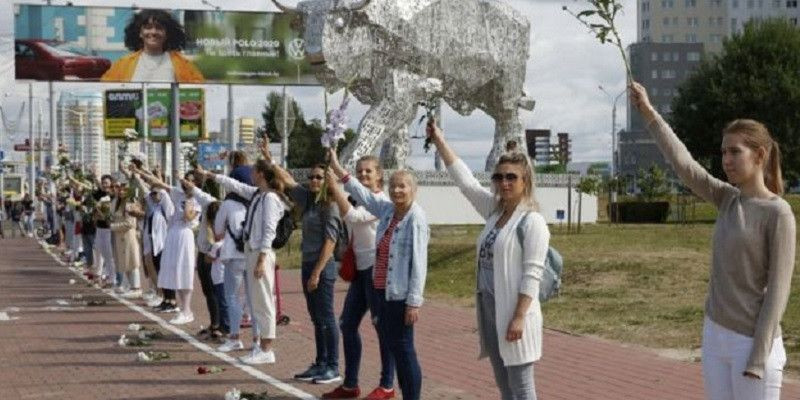 Ratusan wanita Belarus membuat rantai manusia yang mereka sebut sebagai rantai solidaritas/Net