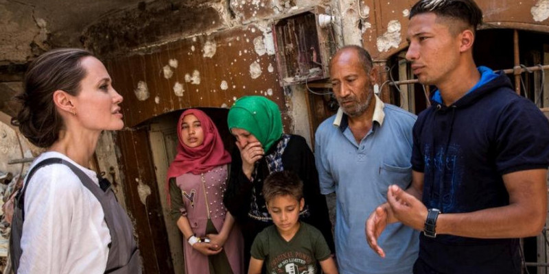 Angelina Jolie menemui keluarga korban perang di Mosul Barat Irak/ Foto: UNHCR-Andrew McConnell.