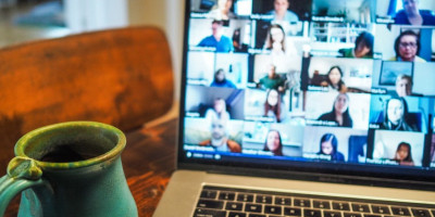 Hati-Hati Dampak Meeting Online Selama Pandemi Terhadap Kepercayaan Diri