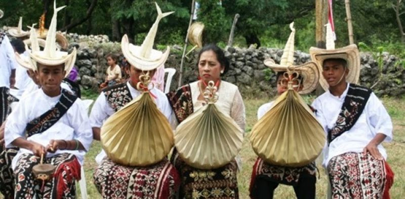 Pakaian adat NTT dan Sasando/Net