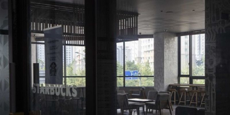 Foto ini diambil pada 18 Agustus 2020, menunjukkan toko Starbucks di Paju, utara Seoul, yang telah ditutup sementara karena infeksi virus/ Net