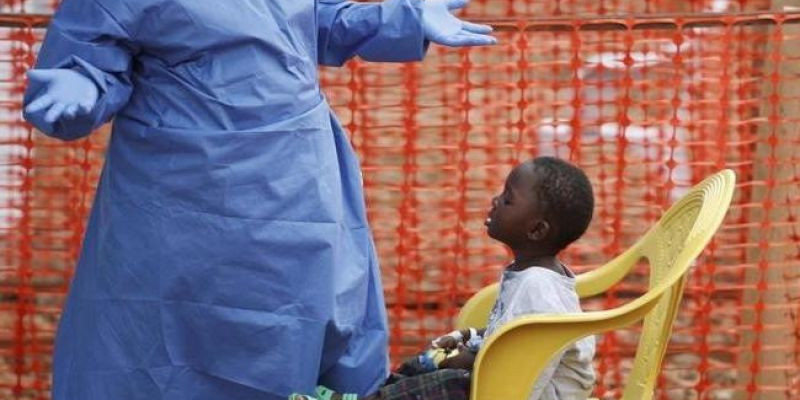 Petugas medis di Kongo sedang membujuk bocah keil untuk diimunisasi/ Net