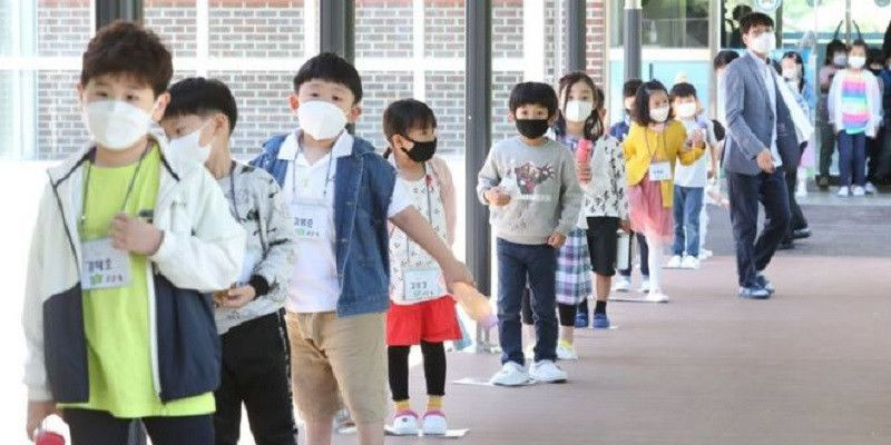 Siswa di sejumlah sekolah di Korea Selatan mengenakan masker sebelum pemerintah menutup kembali sekolah akibat lonjakan kasus Covid-19/BBC