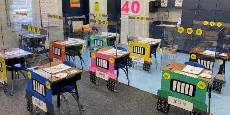 Guru di kelas satu di sebuah sekolah di Florida membuat meja belajar siswa seperti Jeep kecil agar siswa bisa menjaga jarak fisik tanpa merasa takut/CNN