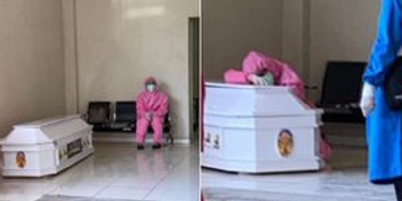 Foto-foto yang viral menunjukkan istri mendiang dr. Titus Taba menangis di samping peti mati suaminya/Net