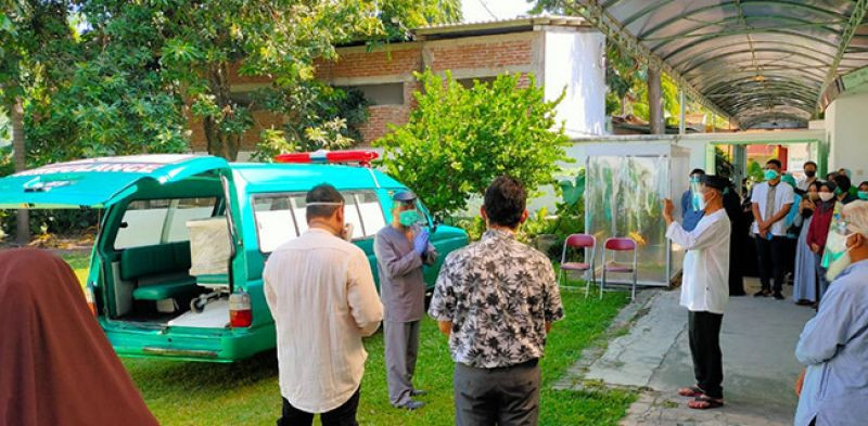 Ambulans yang membawa Prof Budi Warsono ke pemakaman khusus Covid-19 di Keputih Surabaya Timur/Net
