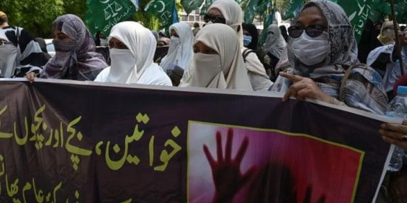 Para wanita berbaris di jalan-jalan Lahore sebagai protes terhadap penyerangan tersebut/ Net