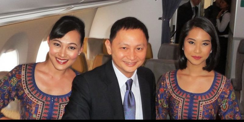 Choon Phong bersama pramugari Singapore Airlines/Net