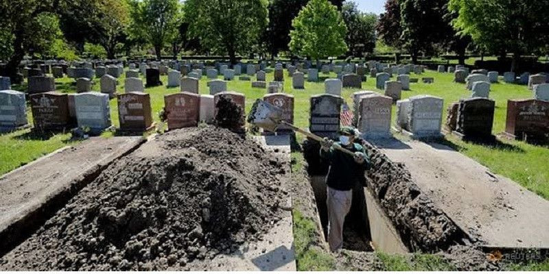 Seorang petugas pemakaman menggali lubang kuburan di Pemakaman Woodlawn saat jumlah korban meninggal akibat Covid-19 terus meningkat di Everett, Massachusett/Reuters