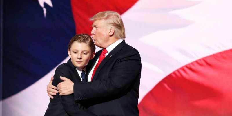 Barron Trump dalam dekapan sang ayah, Donald Trump/ Net