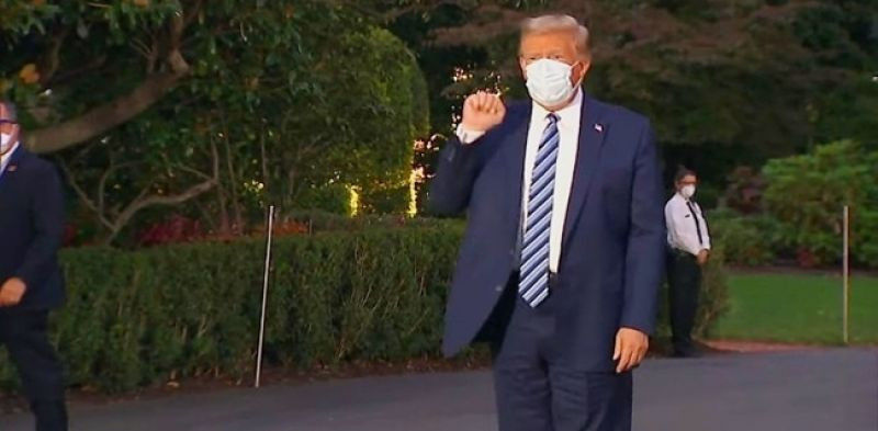 Presiden Donald Trump saat turun dari helikopter di depan Gedung Putih/Net
