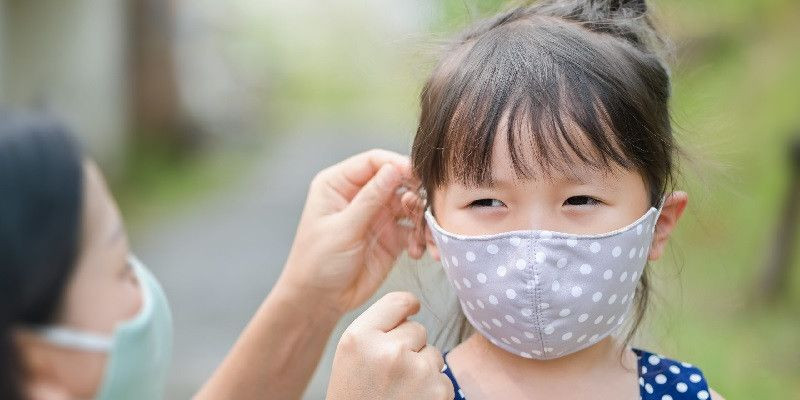 Salah satu cara jitu mencegah penularan Covid-19 secara langsung adalah dengan mengenakan masker dan menjaga jarak/Net