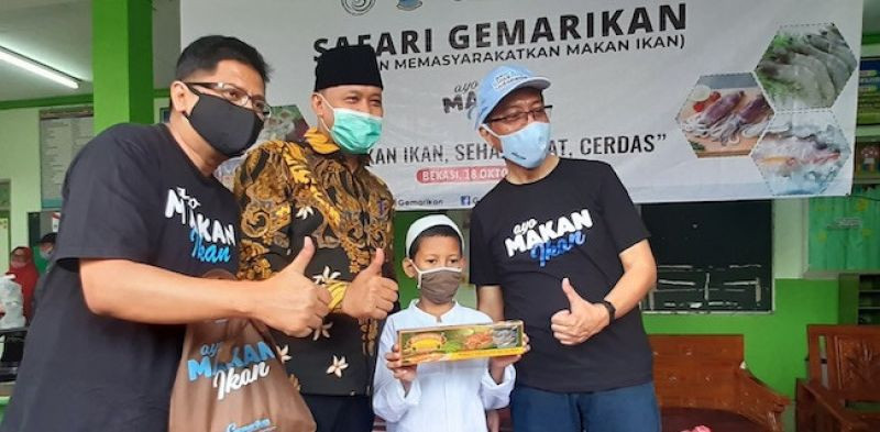 Wakil Walikota Bekasi, Dr. Tri Adhianto Tjahyono menyerahkan paket bantuan makanan olahan ikan kepada anak yatim binaan Yayasan Al Iman Antara di Bintara Jaya, Bekasi, Minggu (18/10)/ Ist.