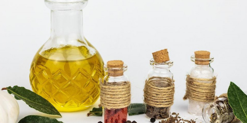 Sesuai namanya, essential oil merupakan “sari kehidupan” dari tanaman yang diambil lalu ‘dikunci’ untuk bisa menghasilkan manfaat bagi manusia/ Net