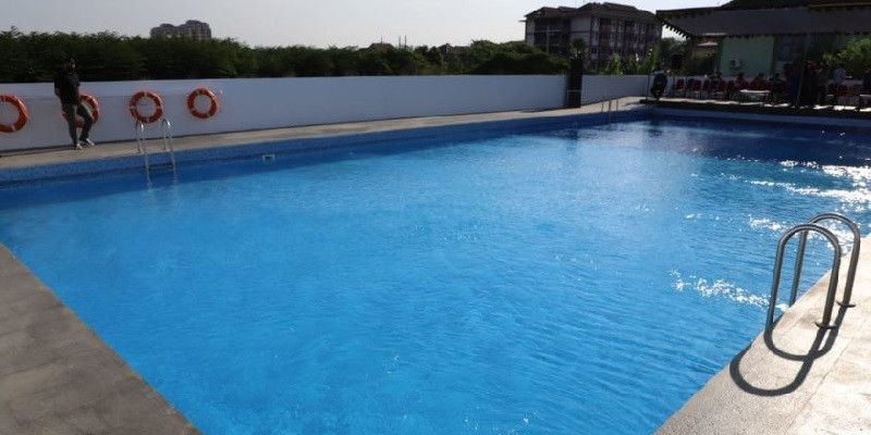 Berenang di kolam renang umum di tengah pandemi Covid-19 bisa jadi bahaya jika berkerumun/Net