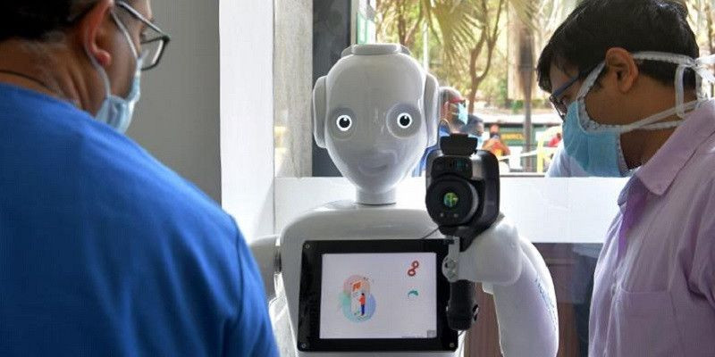 Staf rumah sakit di Rumah Sakit Fortis di Bangalore berinteraksi dengan robot Mitra yang membantu menyaring pasien virus corona/CNN