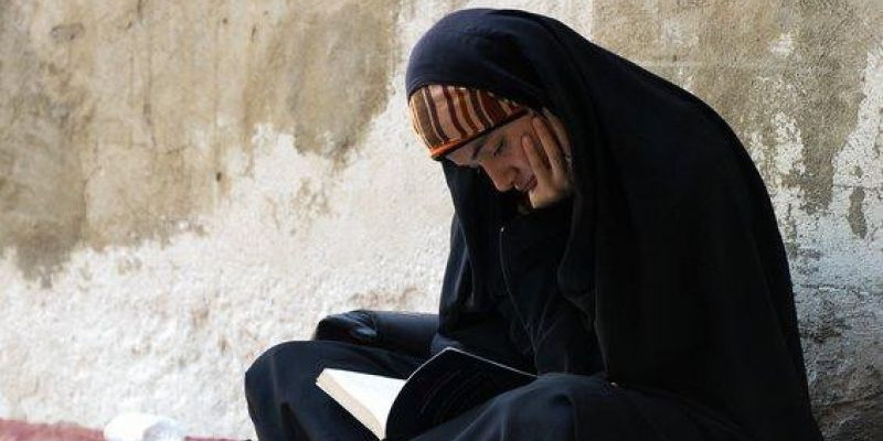 Seorang muslimah membaca quran di sebuah masjid di Kairo, Mesir (Foto: Goncalo Silva/ Demotix)